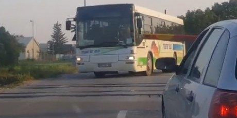 PIJAN UKRAO AUTOBUS! Mladić bez vozačke dozvole, napravio haos u Svilajncu, POLICIJA GA ODVELA NA TREŽNJENJE